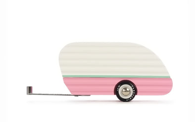Candylab Toys Camper Mojave in Pink / Weiß | Der Holzspielzeug Wohnwagen aus der Americana Serie kann per magnetischer Anhängerkupplung an viele Candylab Holzautos der Americana Serie befestigt werden.