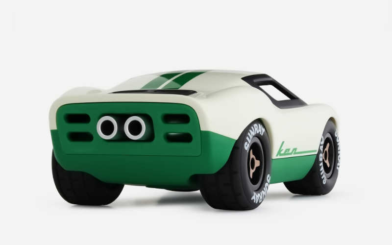 Playforever Ken Cline in Beige & Grün | Spielzeugauto Rennwagen Rückansicht
