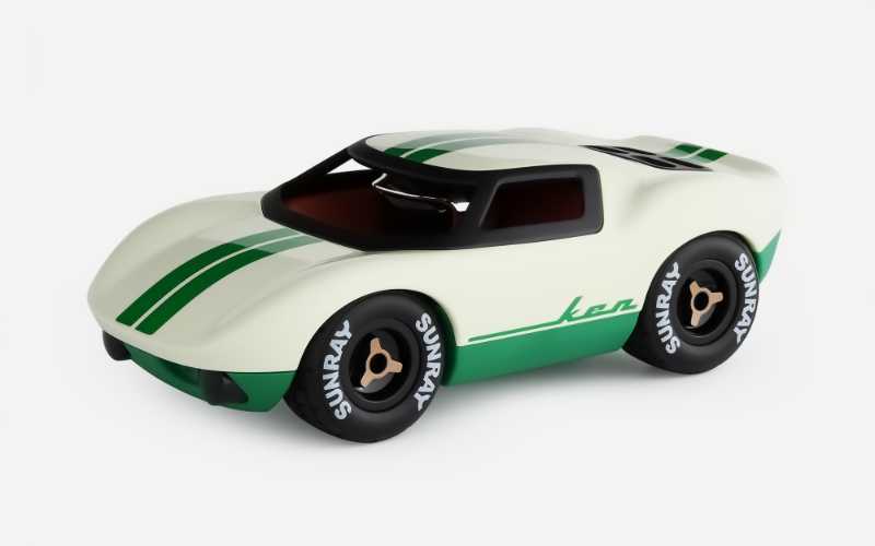 Spielzeugauto von Playforever Ken Cline Beige & Grün Rennwagen Seitenansicht