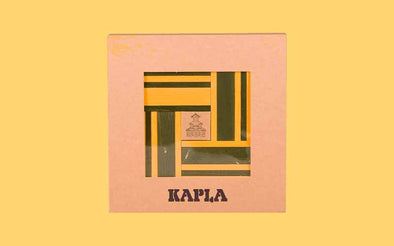 Kapla Steine 40 Box "Buch und Farbe" mit grünen und gelben Holzbausteinen sowie einem KAPLA® Buch mit Bauanleitungen