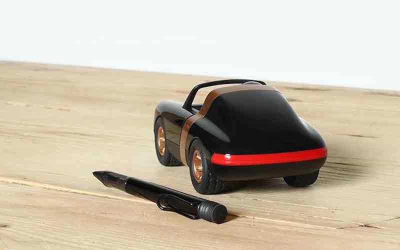 Playforever Luft Crow in Schwarz/Gold im Größenverhältnis