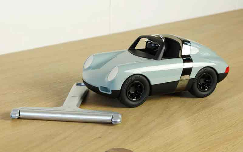 Playforever Luft Slate in Grau Spielzeugauto im Größenverhältnis