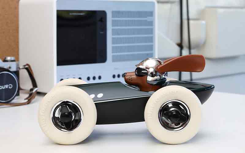 Playforever Rufus Weller Spielzeug Rennauto mit Hund als Rennfahrer