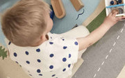 Spielteppich Strasse von Kids Concept | Schöner Strassenteppich für das Kinderzimmer in abstraktem Design und den Maßen 130 x 170 cm