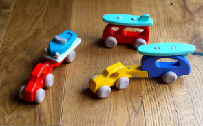 Holzautos Bajo Toys Surfbus aus Holz fuer Kleinkinder