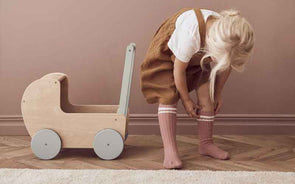 Rutscheautos, Puppenwagen und Lauflernwagen aus Holz für Kinder | Die schönsten Holzspielzeug Rutscher und Wagen bei Holzflitzer