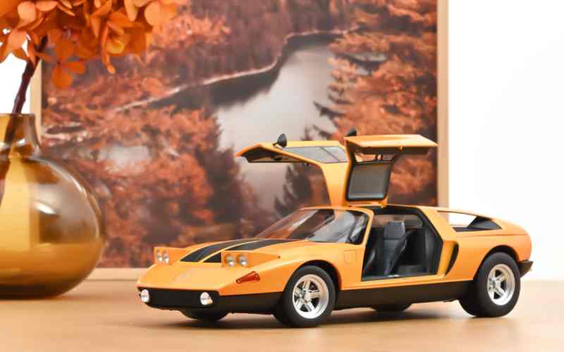 1:18 Modellauto Mercedes Benz C 111 Weissherbst Metallic Flügeltürer in Orange von Norev
