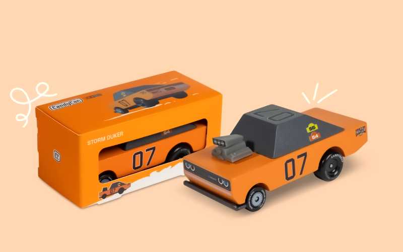Candycar Holzauto Stormduker | Candylab Toys Toons Spielzeugauto neben Verpackung