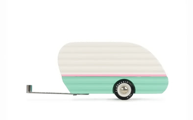 Candylab Toys Camper Mojave in Teal (Türkis) / Weiß | Der Holzspielzeug Wohnwagen aus der Americana Serie kann per magnetischer Anhängerkupplung an viele Candylab Holzautos der Americana Serie befestigt werden.