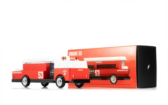 Candylab Toys Feuerwehrauto Engine 53 aus Holz ist ein Spielzeugauto im Stil eines US Feuerwehrwagens.