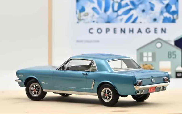 Ford Mustang Coupé 1:18 Modellauto des 1965er Modells in Twilight Türkis | Norev Automodelle