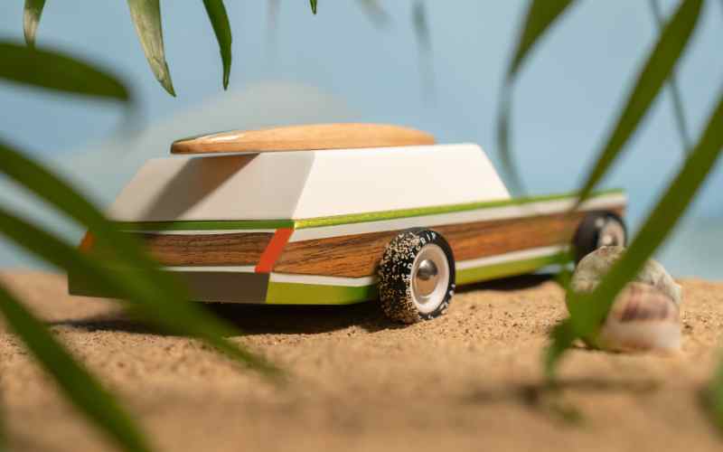Holzauto von Candylab Toys Surf Wagon | Spielzeugauto wie gemacht für den Strand