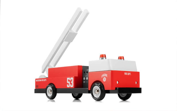 Die Holzfeuerwehr von Candylab Toys: das neue Feuerwehrauto "Engine 53" mit beweglicher Leiter jetzt bei Holzflitzer