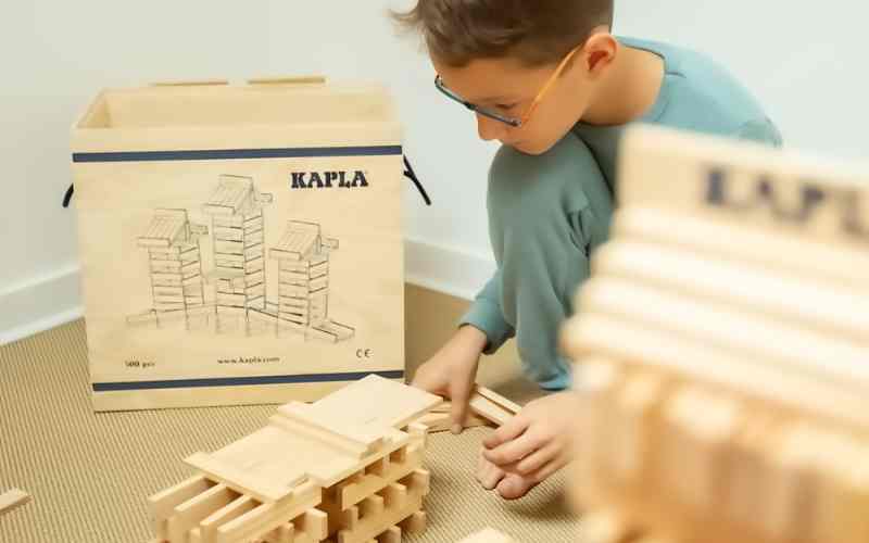 Holzspielzeug Kapla Holzbausteine 500 Steine Box für Kinder