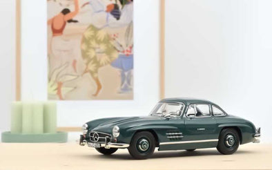 Modellauto Mercedes Benz 300 SL | Grünes "Flügeltürer" Automodell von Norev im Maßstab 1:18