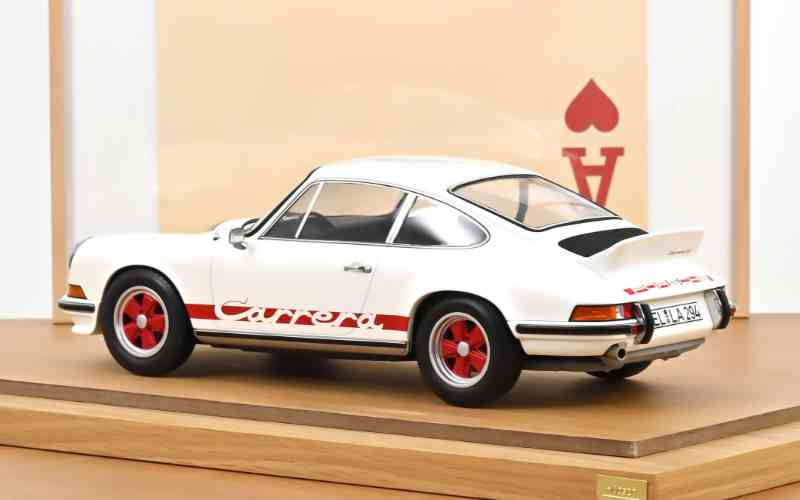 Modellauto eines Porsche 911 RS 1973 in weiss im Maßstab 1:12