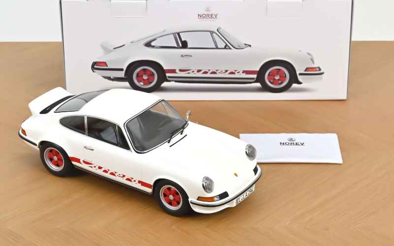 Norev Porsche 911 RS aus dem Jahre 1973 in weiss als Modellauto im Maßstab 1:12