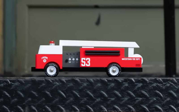 Das Spielzeugauto aus Holz von Candylab Toy "Engine 53" ist eine stilechte US Feuerwehr als hochwertiges Holzauto und funktioniert gleichermaßen als Dekoobjekt sowie als Spielzeug für Kinder ab 3 Jahren.