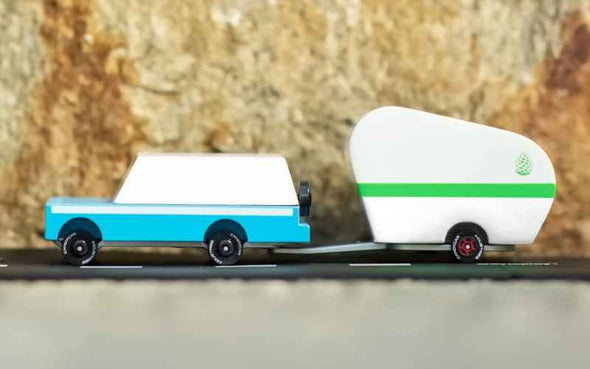 Für Spielzeugautos von Candylab Toys: der Pinecone Camper aus der Candycar Holzauto Serie