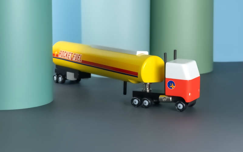 Holz-Spielzeugauto „Rocket Fuel Tanker“ von Candylab Toys – rot-gelber Candycar-Tanklastwagen im Retro-Design