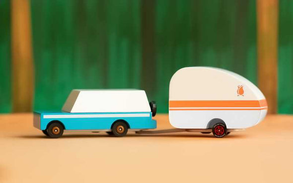 Für Spielzeugautos von Candylab Toys: der Rosebud Camper aus der Candycar Holzauto Serie