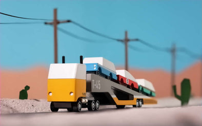 Spielzeugauto von Candylab Toys: Autotransporter Holzlaster aus der Candycar Serie