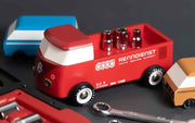 Das "Mechanic" VW Bus Holzauto von Candylab Toys als Renndienst Pritschenwagen mit Werkzeug in Szene gesetzt.