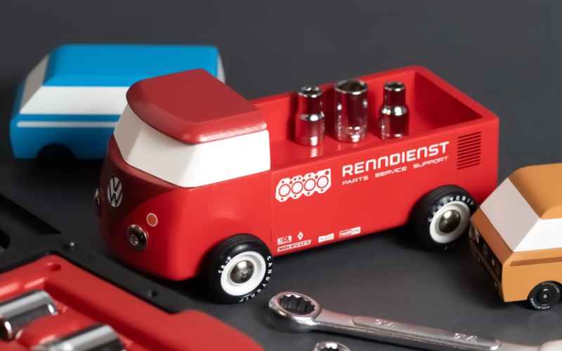 Das "Mechanic" VW Bus Holzauto von Candylab Toys als Renndienst Pritschenwagen mit Werkzeug in Szene gesetzt.