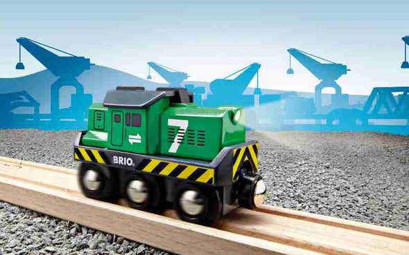 BRIO Eisenbahn Frachtlok mit Licht | Batteriebetriebe Lok für Holzeisenbahn