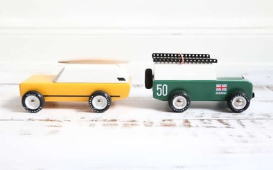 Candylab Toys Set mit den Holzautos Drifter 50 in grün und Cotswold Yukon Gold in gelb | Britische Geländewagen als Holzspielzeugauto