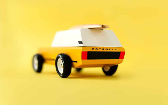 Candylab Toys Holzauto Cotswold Yucon Gold | Holzspielzeug Geländewagen mit Surfbrett bei Holzflitzer