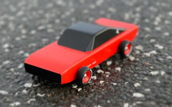 Der Candylab Toys Seagull rot kommt mit einem Sticker Set zum Individualisieren des Spielzeug Rennautos aus Holz