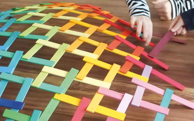 Grimms Leonardo Stäbchen - ein geniales Holzspielzeug zum Konstruieren fantastischer Bauwerke inspiriert von alten Baumeistern ideal für Kinder ab dem Grundschulalter