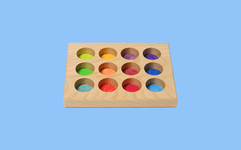 Grimms Sortierbrett mit den für Grimms typischen Regenbogenfarben | Holzsortierbrettchen für Steckspiele und Farbzuordnung. 
