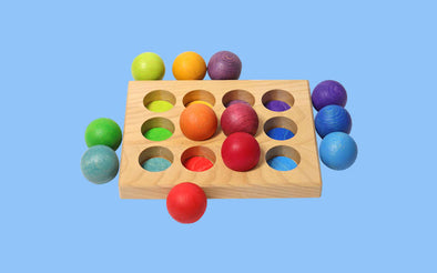 Grimms Sortierbrett mit 12 Regenbogen Holzkugeln für das Sortierspiel mit Farben frei nach Montessori