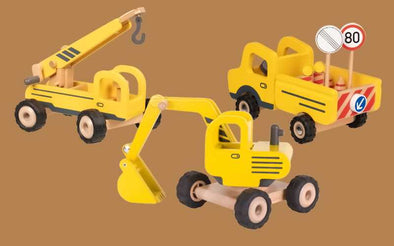 Holzbagger Set von Goki mit 3 tollen Spielzeug Baufahrzeugen für Kinder ab 3 Jahren: der Bagger aus Holz kommt in Begleitung von einem mobilen Kranwagen sowie einem Holzlaster
