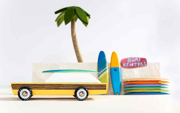 Holzspielzeug von Candylab Toys Woodie Holzauto mit magnetischem Surfbrett