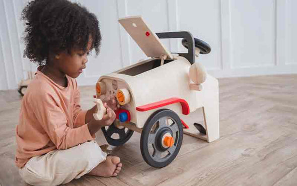 Holzspielzeug von Plan Toys | Automechaniker für Kinder zum Schrauben