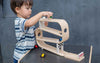 Holzspielzeug Kugelbahn von Plan Toys mit Rennautos | Die Kullerbahn aus Holz bietet kleinen Kinder langen Spielspass und kann sogar mit handelsüblichen Holzeisenbahnschienen verbunden werden.