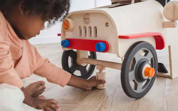 Holzspielzeug Automechaniker von Plan Toys | Reifenwechsel mit Wagenheber