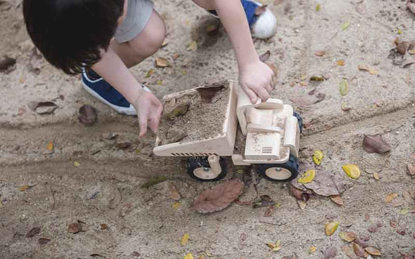 Holzspielzeug Plan Toys Muldenkipper aus Holz | Baumaschine für Kinder