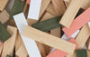 KAPLA 200 Steine Box "Frühling" | Bunten Holzbausteine in den Farben weiß, grün und rosa sowie unbehandelte Pinienholz Plättchen.