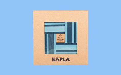 Kapla Steine 40 Box "Buch und Farbe" mit dunkelblauen und hellblauen Holzbausteinen sowie einem KAPLA® Buch mit Bauanleitungen