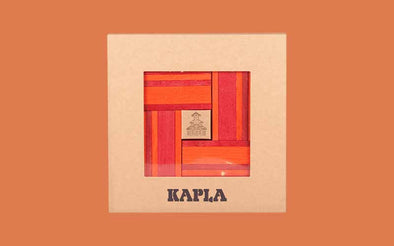 Kapla Steine 40 Box "Buch und Farbe" mit orangen und roten Holzbausteinen sowie einem KAPLA® Buch mit Bauanleitungen