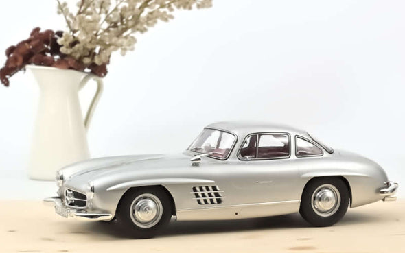 Mercedes Benz 300 SL silber Automodell im Maßstab 1:12 | Norev Modellfahrzeuge