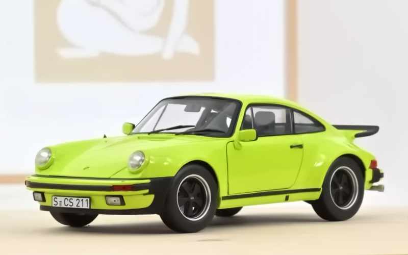 Modellauto 1976er Porsche 911 3.0 in Hellgrün metallic im Maßstab 1:18 | Automodelle von Norev in 1 zu 18