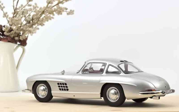 Norev Modellauto des Mercedes Benz 300 SL Silber im Stil des 1954er Flügeltürers | Automodelle im Maßstab 1:12