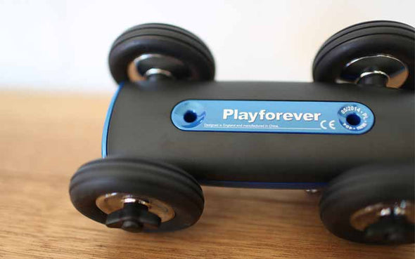 Playforever Rennauto Bonnie Joules in blau | Design-Spielzeugauto für Liebhaber und Sammler