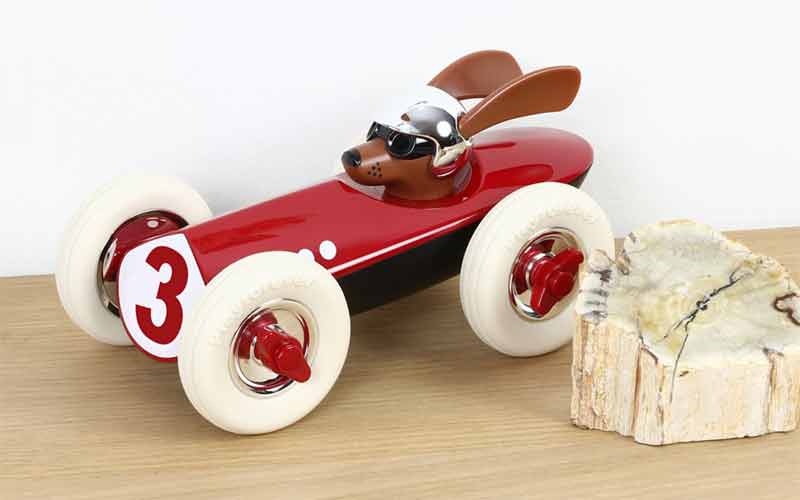 Playforever Rufus Patrick | Das Spielzeug Rennauto für Kinder ist auch ein schönes Design Item für das Sideboard der unverkennbare Hund mit Schlappohren als Rennfahrer ist einzigartig.