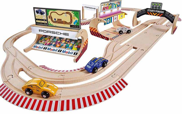Mit der Porsche Holz-Spielzeug Rennstrecke samt Porsche 911 Spielzeugautos von Eichhorn verwandelst du die heimische Holzeisenbahn in eine Rennauto Teststrecke oder eine Rennbahn samt Boxengasse und weiterem Zubehör
